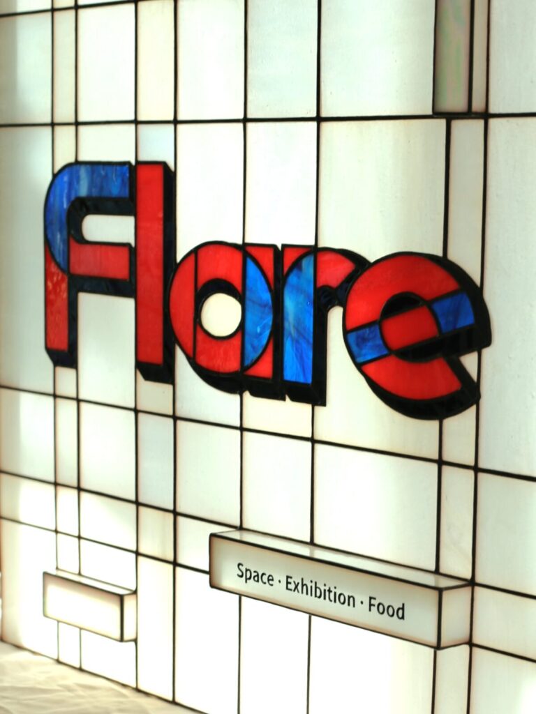 스테인드글라스 레터링 클로즈업 레드블루 유리와 URiWa stained glass lettering closeup red blue