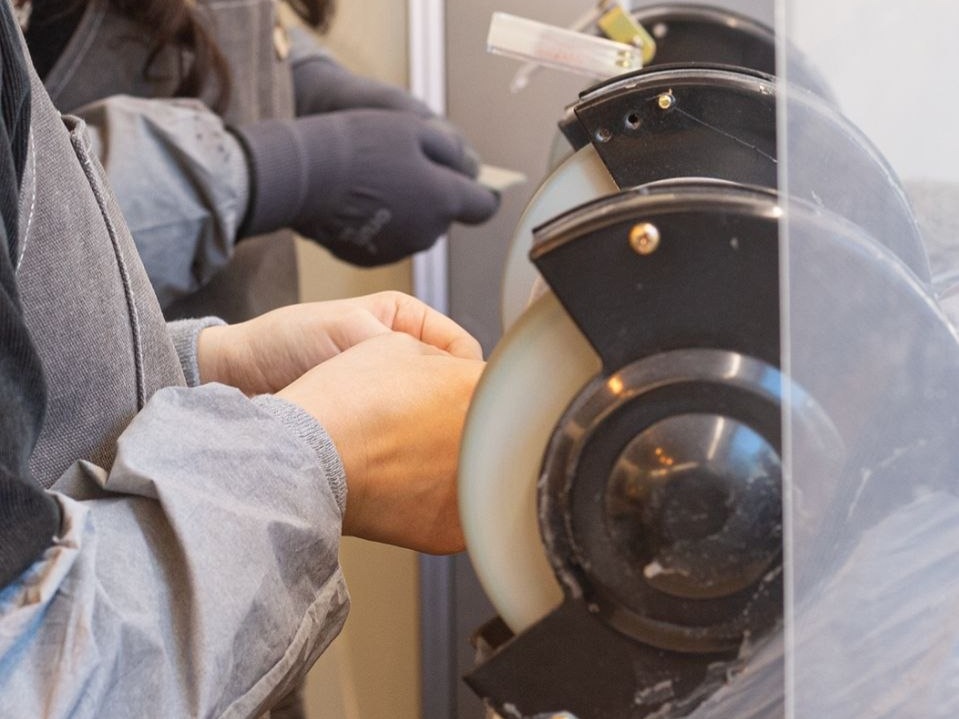 스테인드글라스 건식그라인딩 유리 다듬기 유리와 URiWa stained glass dry grinding glass shaping