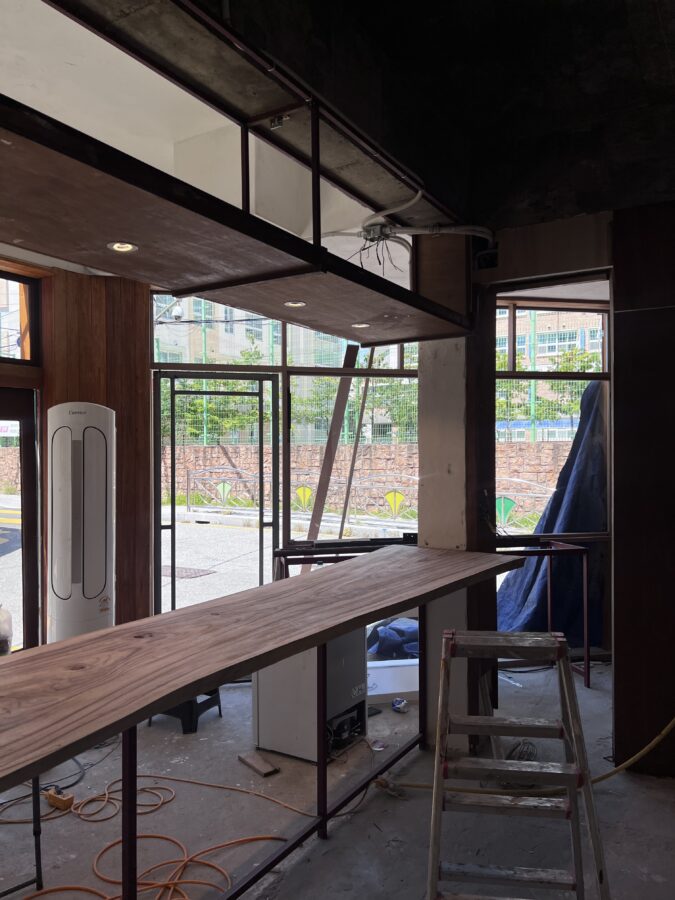부산 채플스트릿 스테인드글라스 창문 설치 인테리어 시공 완성 유리와 URiWa Busan Chapel Street Stained Glass Window Installation Interior Complete