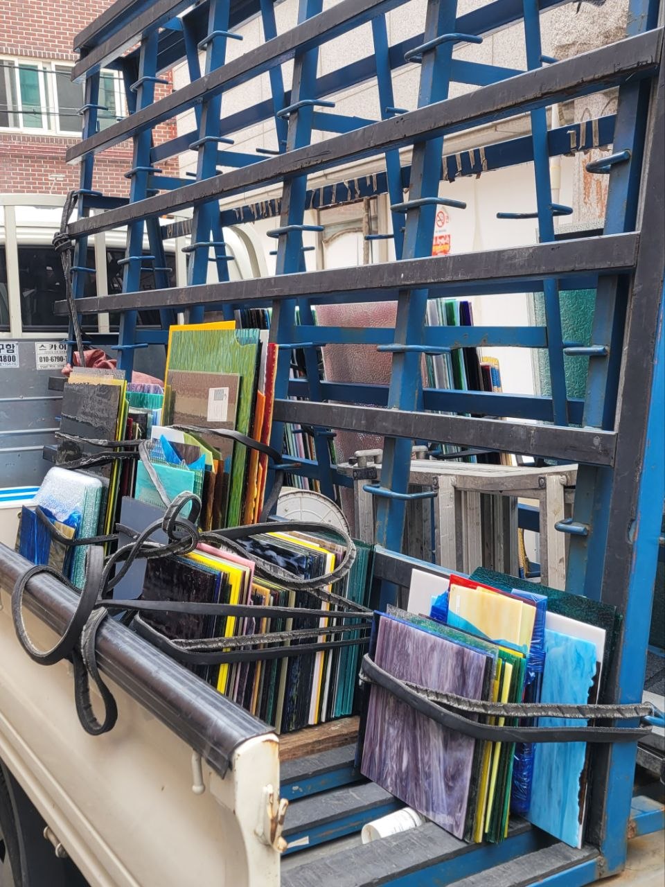 스테인드글라스 유리 세워서 운반 유리차 stained glass handling 스테인드글라스재료 유리와 URiWa